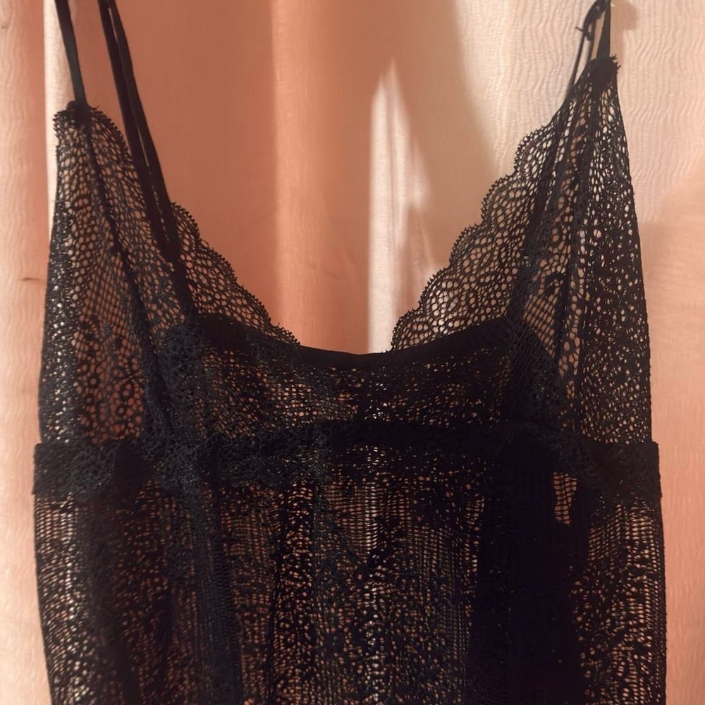 Black Cropped Scalloped Hem Sheer Lace Top - Picture 5 of 8